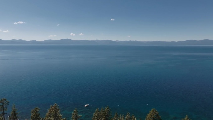 从美国加州上空鸟瞰太浩湖的美景。