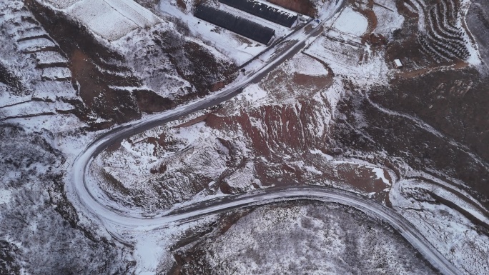 航拍北方雪后山峰湖农村