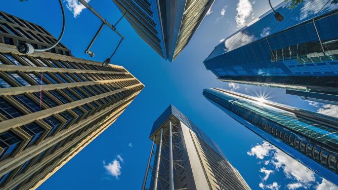 澳大利亚昆士兰州布里斯班中央商务区，低角度拍摄的高层企业大楼和大楼中心的摩天大楼与云层的反射