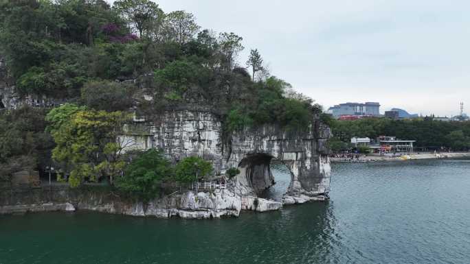 广西省桂林市漓江边上的桂林象鼻山景区