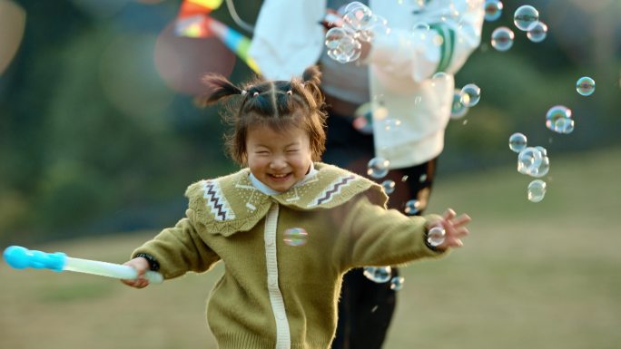 小孩草坪奔跑国庆节爱国国庆六一美好生活