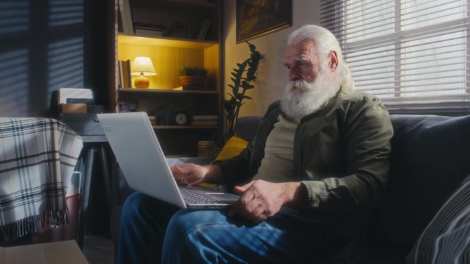 老人用手提电脑接听视频电话