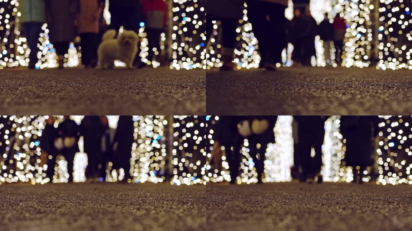 人们走过光隧道圣诞装饰照明