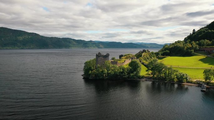 湖边哨兵:厄克特城堡的传奇城墙，从苏格兰高地的尼斯湖鸟瞰