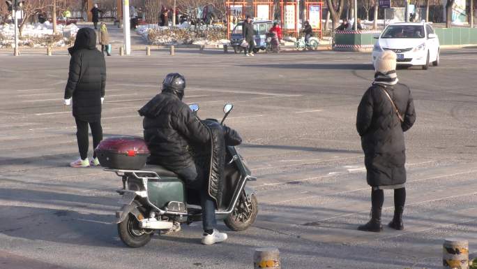 冬天生活气息行人上班街道生活人行道 打工