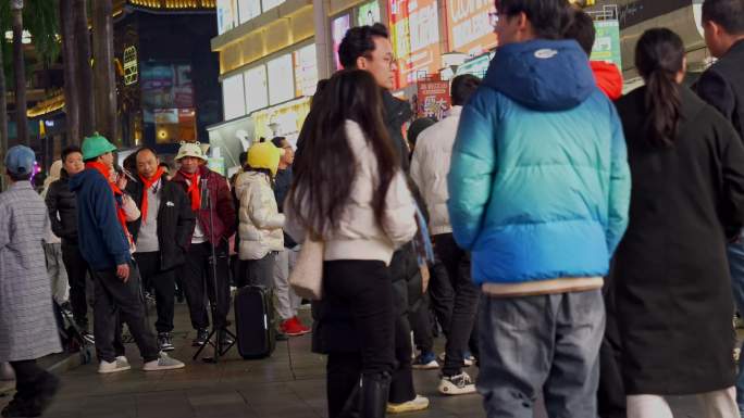 深圳都市步行街人流夜生活场景
