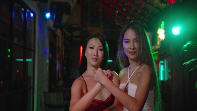 两个女人在充满活力的拉丁酒廊跳巴恰塔舞