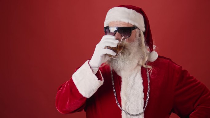 顽皮的圣诞老人在平安夜享受威士忌