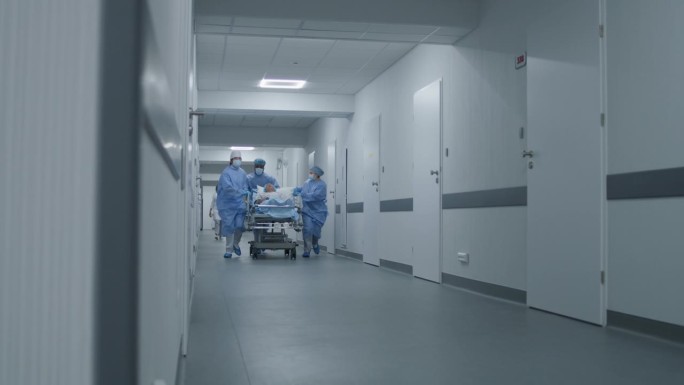 医生们一边跑一边推着受伤病人的轮床