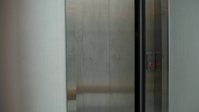 穿着白大褂制服的迷人女医生走下电梯，手里拿着写字板走在医院走廊上。