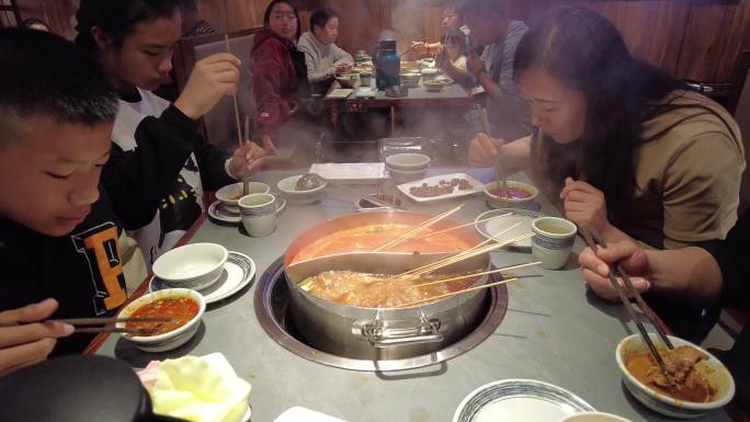 一家人在餐厅吃火锅延时摄影