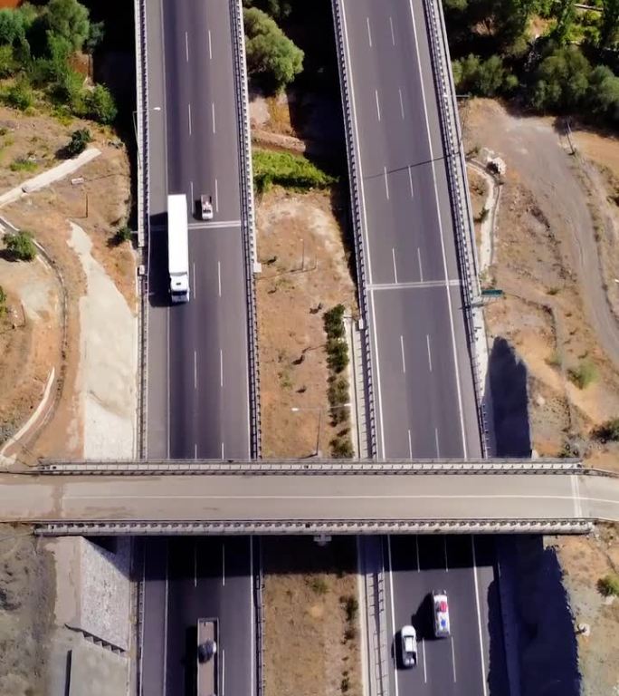 鸟瞰图:高速公路盘山而过，设有隧道、高架桥。山间公路与隧道和高架桥，航拍。山区公路，隧道和高架桥鸟瞰