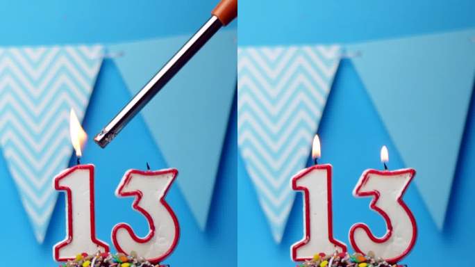 生日快乐。13岁，蓝色背景上有蜡烛的巧克力生日蛋糕。垂直的屏幕。