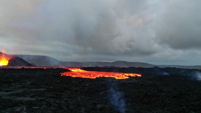 熔岩从fagradalsjall山流出。航拍夜景，无人机拍摄的熔岩从火山口溢出。冰岛、岩浆。