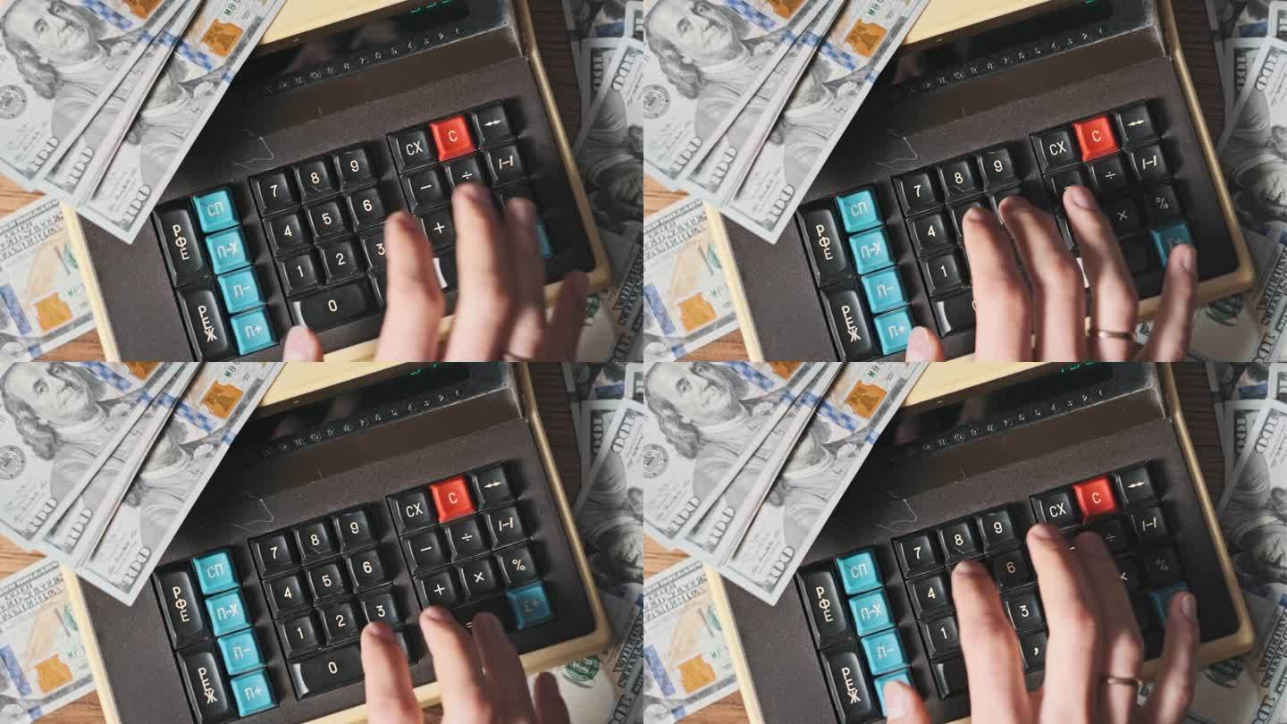 俯视图计数在旧的老式计算器周围的美元钞票，特写