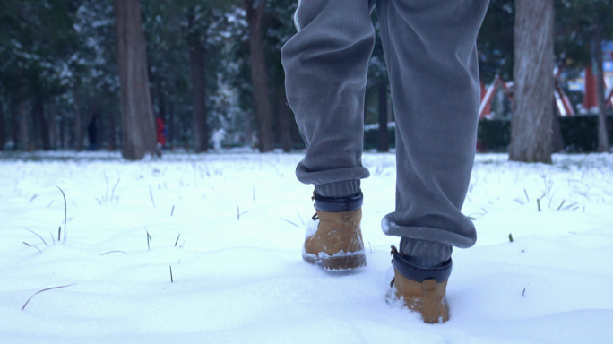 雪中脚步 雪地行走脚印 坚定脚步行走