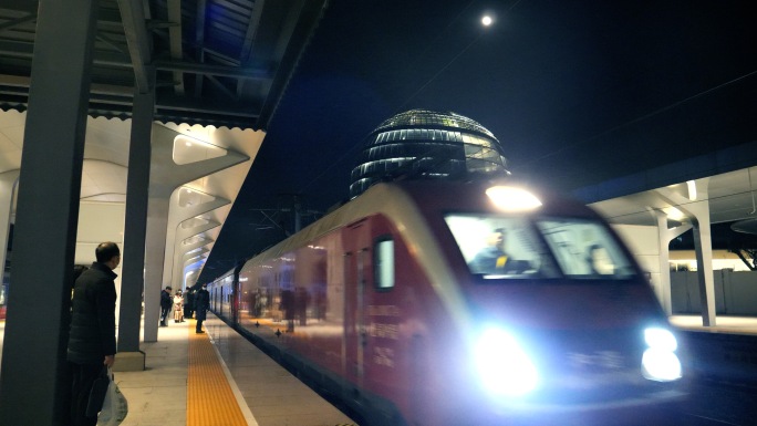 夜晚火车进站 火车站台 绿皮火车