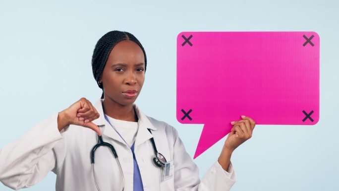 黑人女性、医生和演讲泡泡，在工作室背景下，对差评竖起大拇指。非洲女性的肖像，医疗或保健专业人员在样机