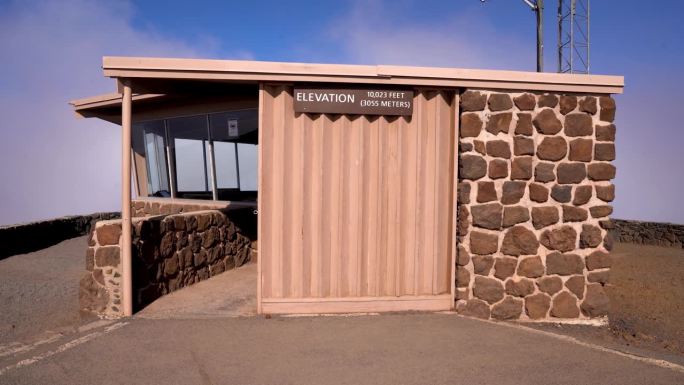 夏威夷毛伊岛哈雷阿卡拉游客中心太阳屋。在哈雷阿卡拉国家公园火山顶上，海拔10023英尺或3055米。