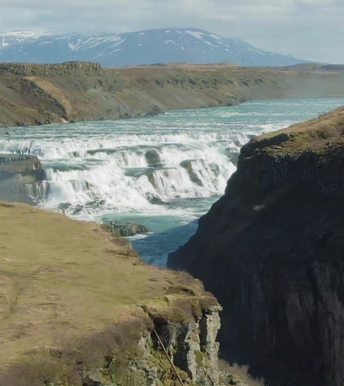 黄金瀑布。冰岛。鸟瞰图。垂直视频