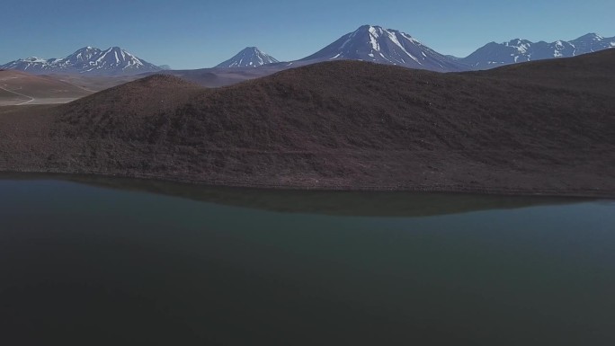 米尼克湖和米斯坎蒂湖，背景是火山山脉，智利，玻利维亚