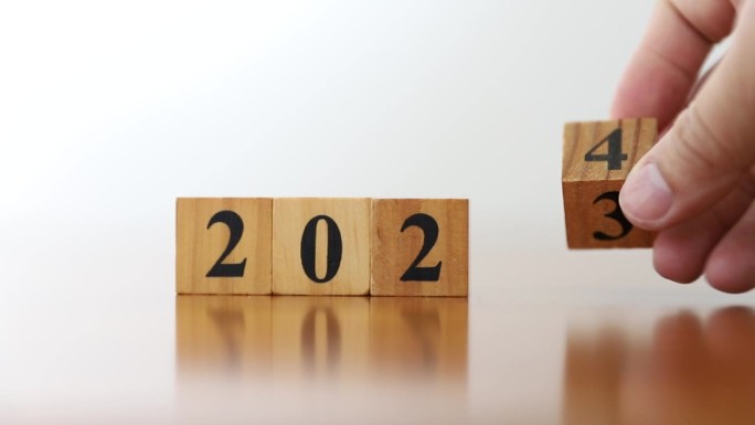 开始2024年新年的概念，用木块翻转2023到2024年。新年的准备，生活和事业，计划，目标，目标和