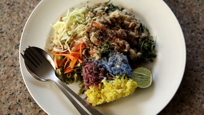 泰国传统健康食品，Khao Yam，三色饭配蔬菜，草药，鱼粉，柠檬和调味酱