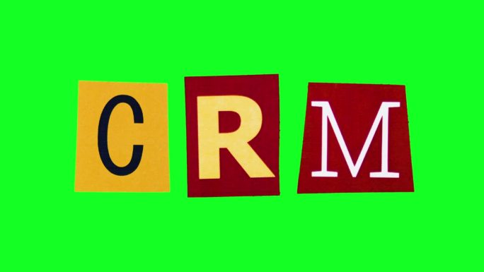 模板标志为CRM横幅的字母在彩色纸上皱在定格动画