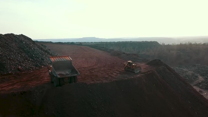 工业采矿矿石铁金属矿物采石场卡车重型自卸车装载运输矿石