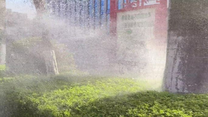 高压喷水城市绿化带洒水洒水喷水水花飞溅