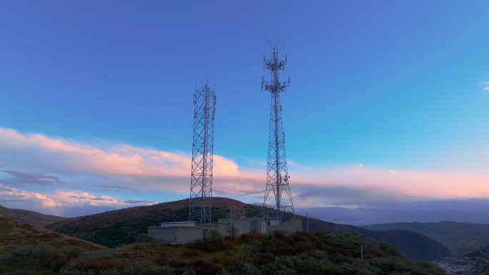 夕阳下的高原通信塔