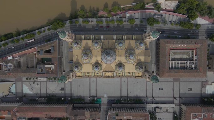 巴伦西亚地标性建筑的俯视图，沿河的历史大教堂，4k