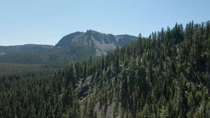 无人机拍摄的俄勒冈州拉派恩的宝琳娜峰。