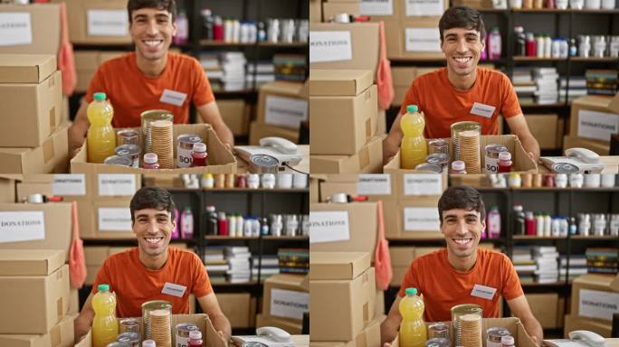 一个年轻英俊的西班牙裔男子，在慈善中心做志愿者时自信地微笑着，坐在一张桌子旁，在一个充满活力的社区房