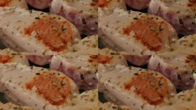 厨师在平底锅上烹饪鱼金枪鱼鲑鱼烤小吃串从真空塑料袋，火鸡准备真空烹饪或烧烤，超市准备吃的食物。加入香