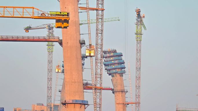 运行中的建设工地，电梯下降中