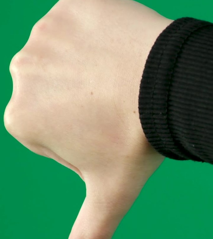 黑色毛衣手势包。女性手触摸，点击，轻拍，滑动，拖动和滑动色度键绿色屏幕