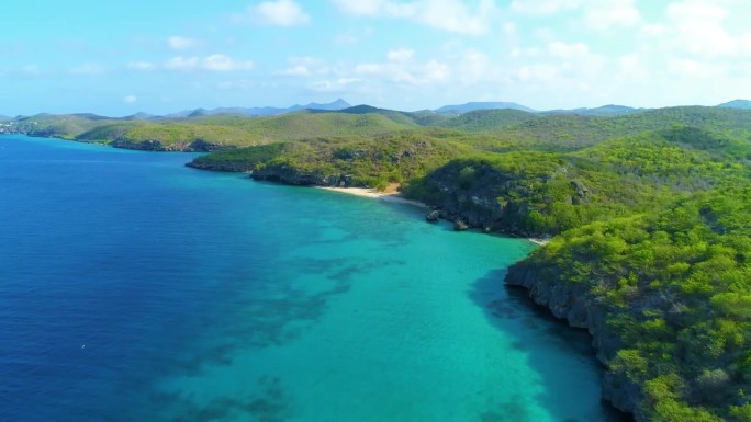 空中摄影车倾斜显示华丽的蓝色海水的圣胡安海滩，库拉索岛加勒比海