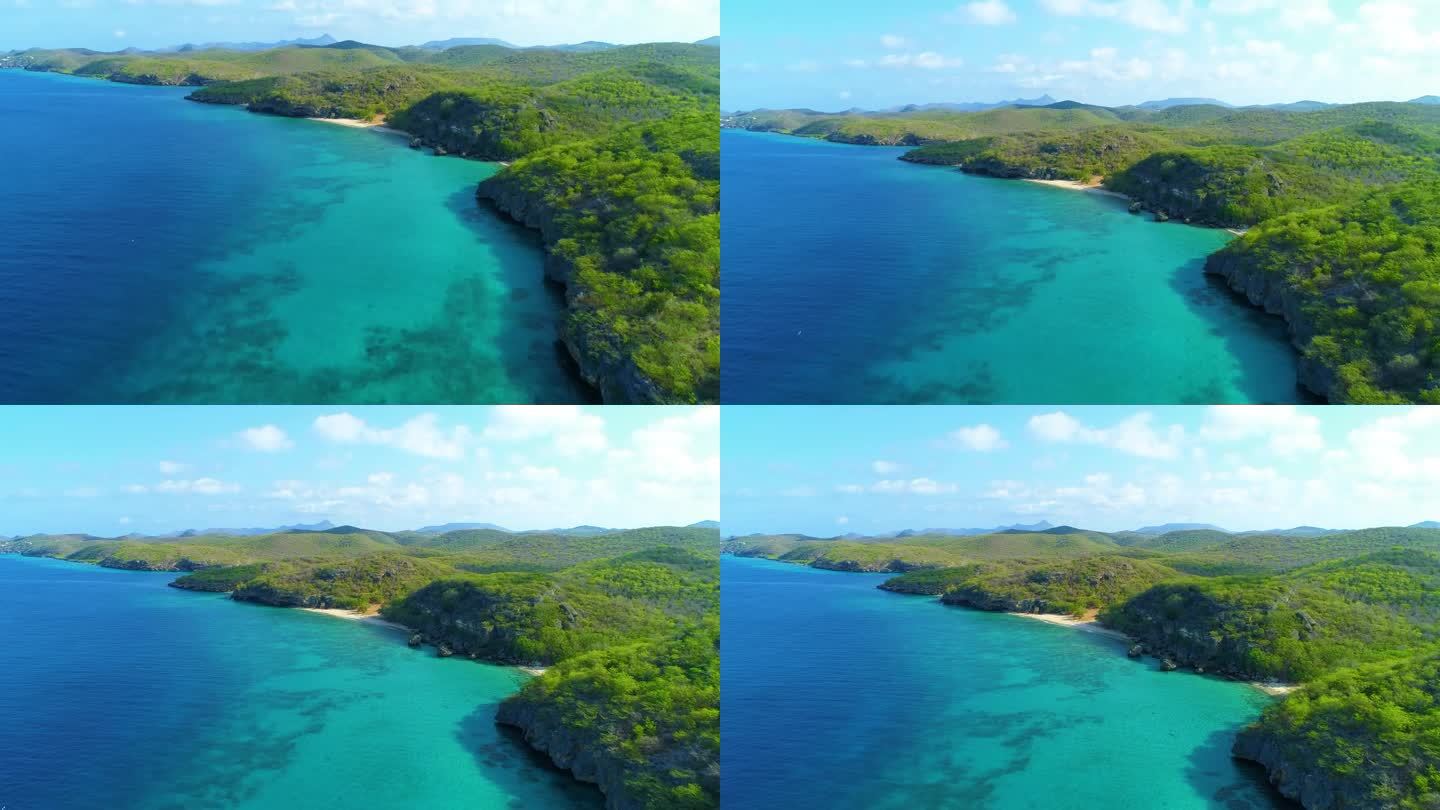 空中摄影车倾斜显示华丽的蓝色海水的圣胡安海滩，库拉索岛加勒比海