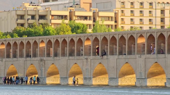 伊朗，伊斯法罕——2022年5月:人们走在33个拱门的SioSe Pol桥上，这是伊斯法罕最古老的桥