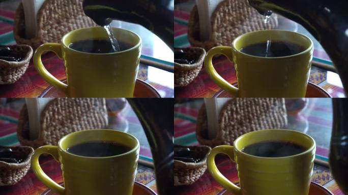 题目:“咖啡仪式:把水倒进咖啡渣里”