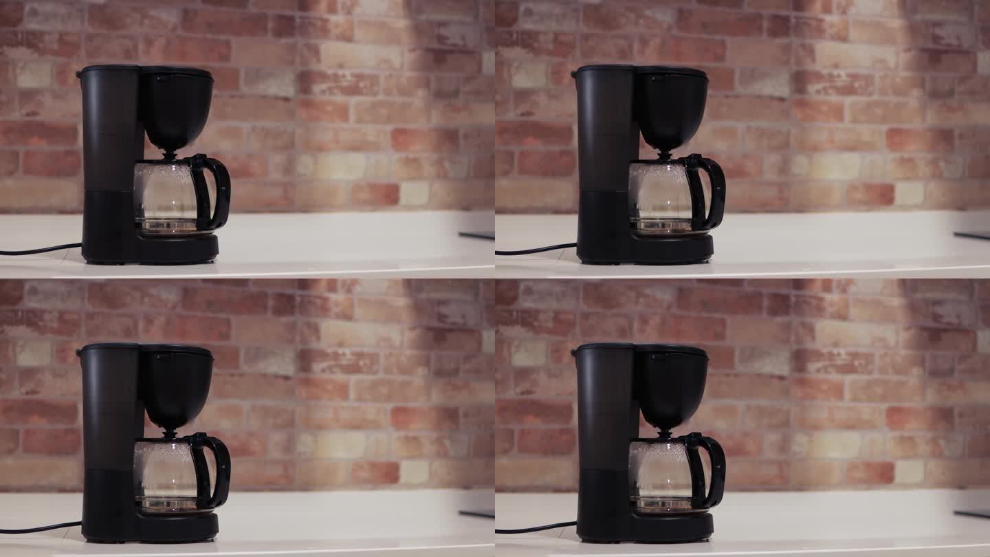 靠近砖墙的厨房桌子上的咖啡机特写，厨房里的咖啡机正在煮咖啡。高品质4k画面