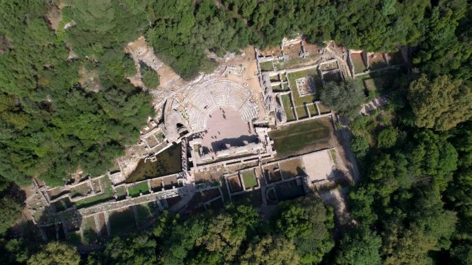布特林特古罗马圆形剧场、角斗士的住所和废弃的石墙——阿尔巴尼亚游客参观的罗马历史一瞥