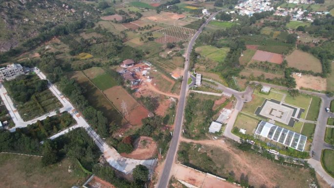 班加罗尔郊区附近正在开发的一个新的卫星城的航拍画面展示了农业用地是如何被转化为城市化的，这导致了森林