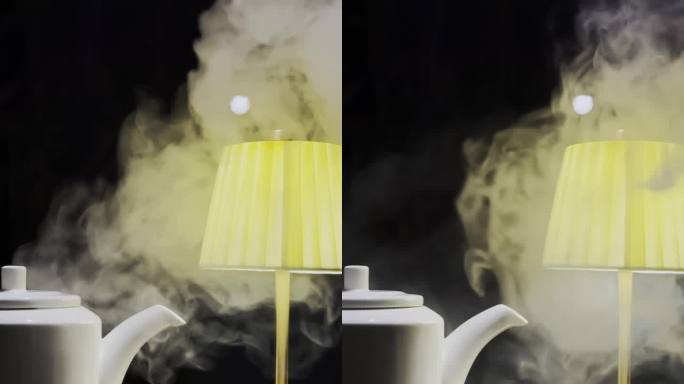 一个白色的茶壶立在黑色镜面的桌子上，在黑暗的背景下，旁边是一盏台灯或落地灯。