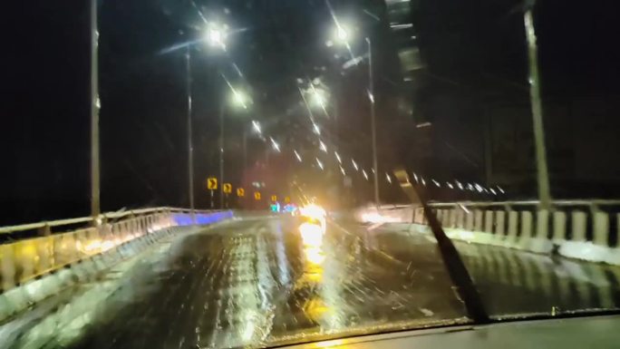 在大雨中驾车驶过立交桥