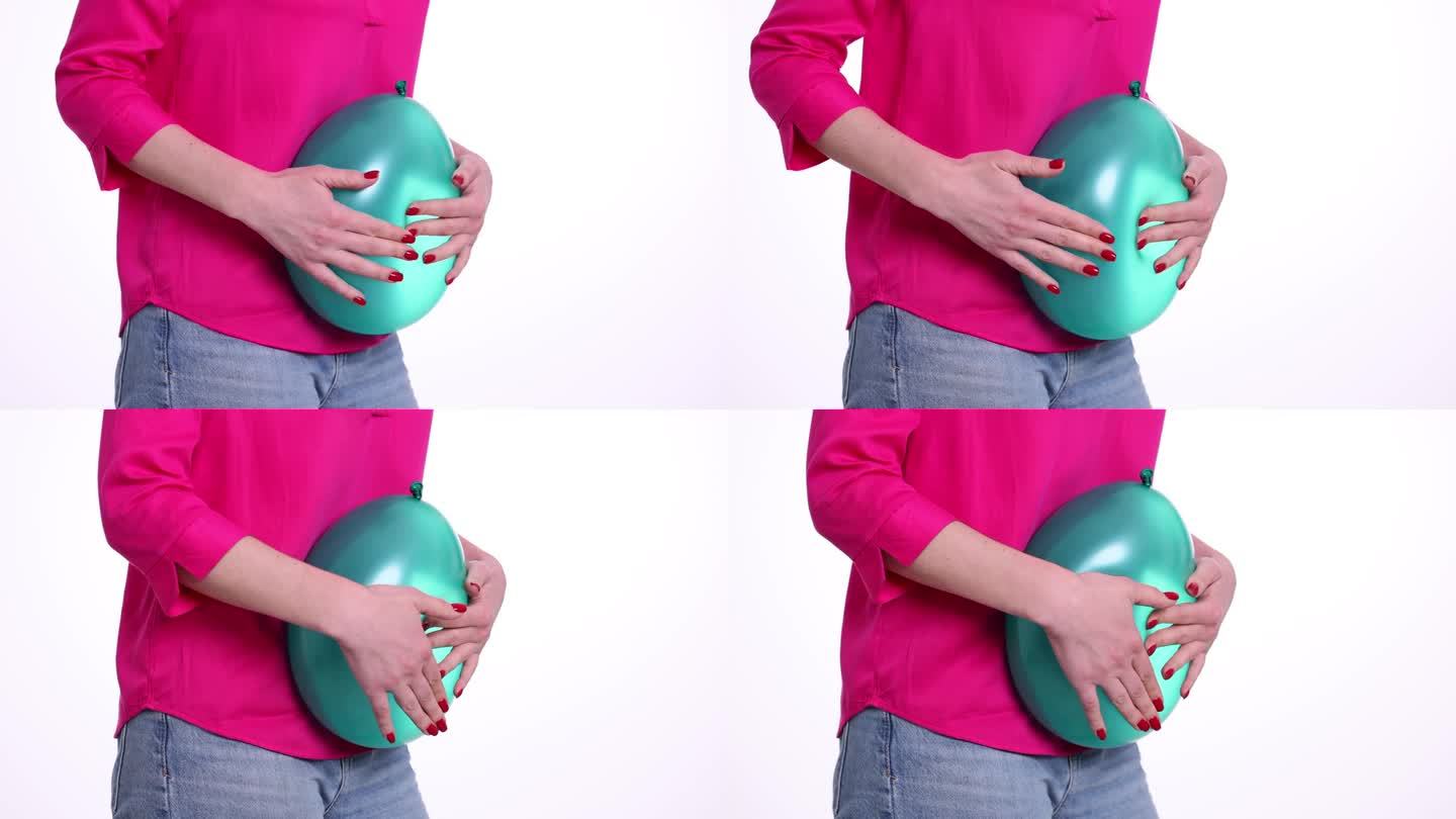 女人拿着气球，感觉肚子胀胀的