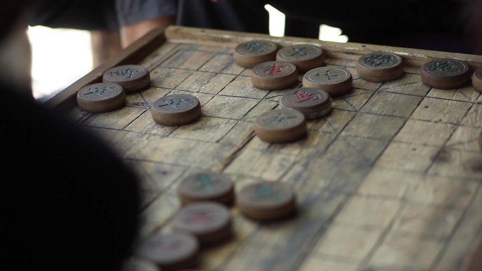 退休老人下象棋下棋老年生活实拍