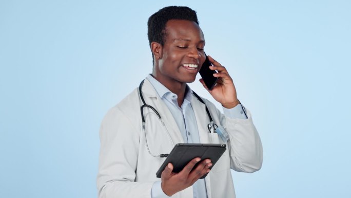 黑人，医生和电话与平板电脑的医疗建议或远程医疗在工作室蓝色背景。非洲男性，外科医生或医疗专业人士在移
