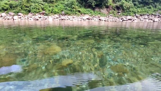 清澈的dawki河，水中有石头